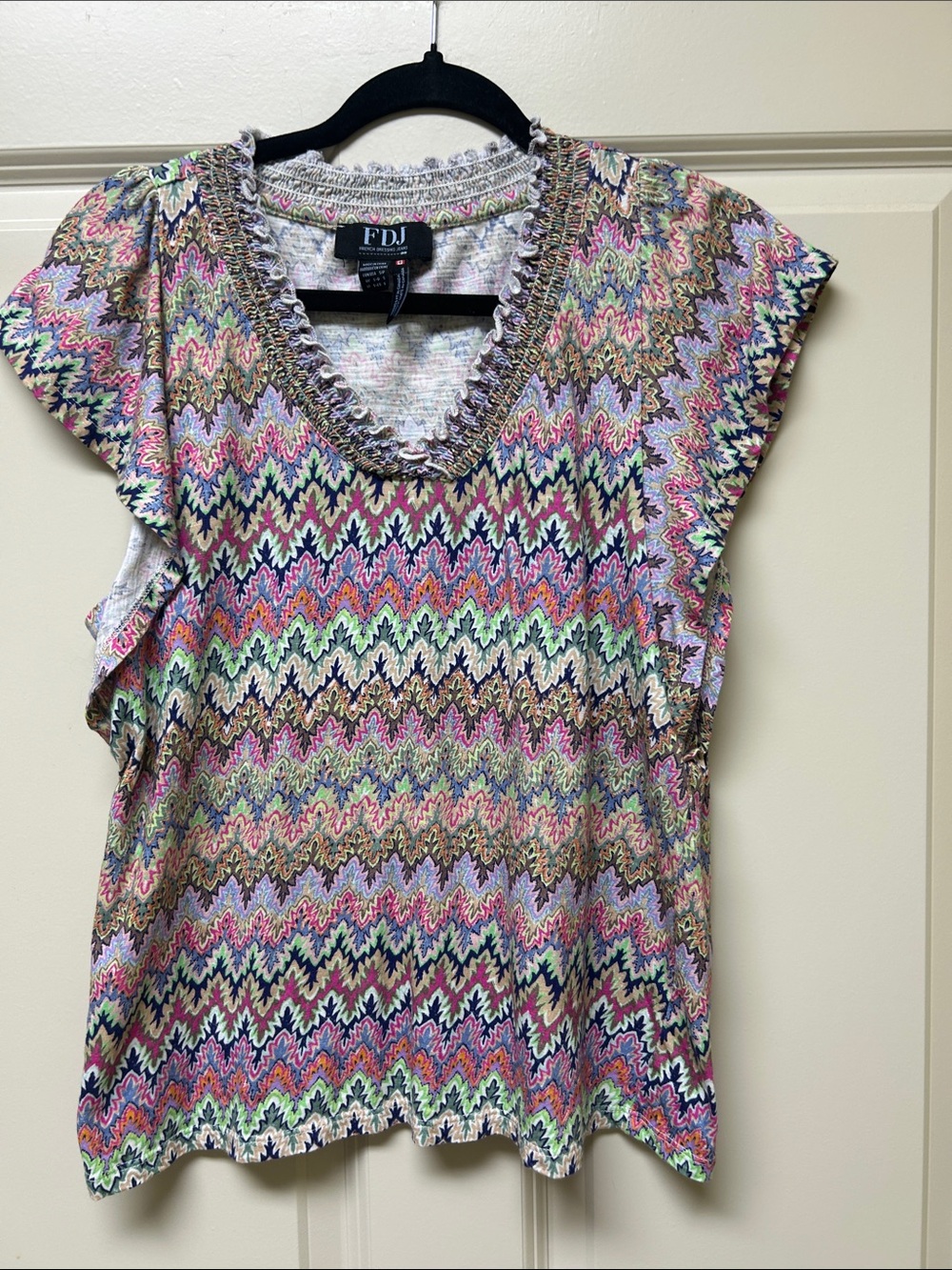 FDJ (French Dressing Jeans) Multicolor Zigzag V-Neck Women's Top. Size Small